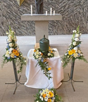 Arrangemang urna: 2995 kr
Bukett på ställning (utan ställning): 1215 kr/st
Bukett framför: 1025 kr